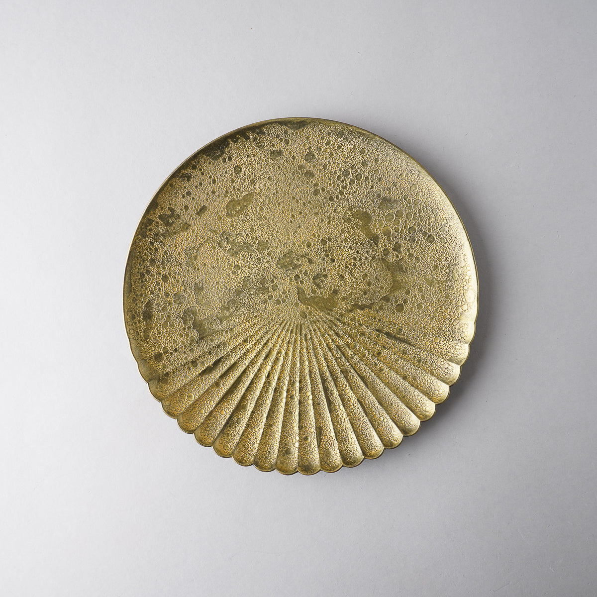 有田焼 片菊割プレート(L) 23cm 黒泡雲金 Kichiemon Studio1156