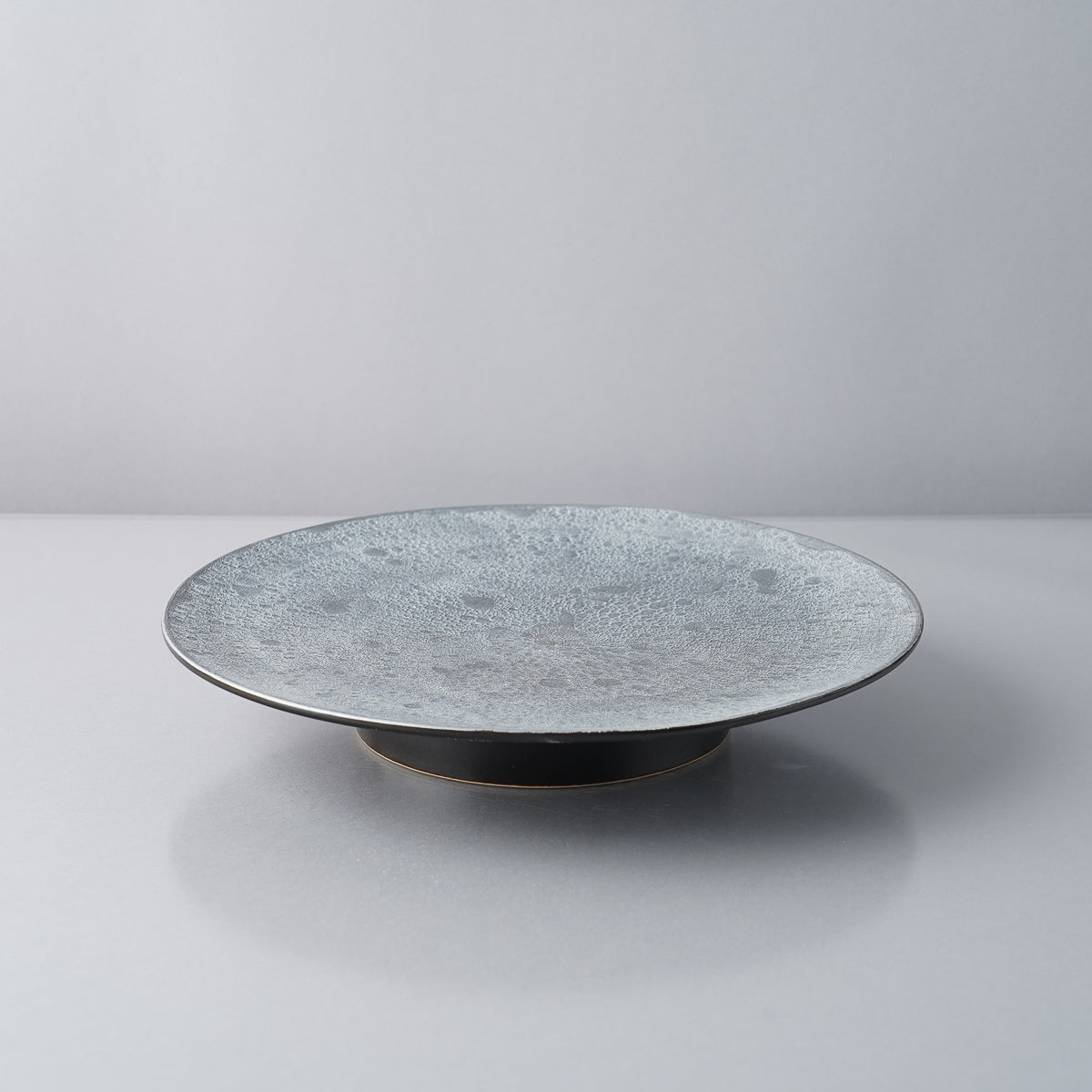 有田焼 泡化粧シリーズ 高台プレート(L) 22.5cm 黒泡雲銀 Kichiemon Studio1156
