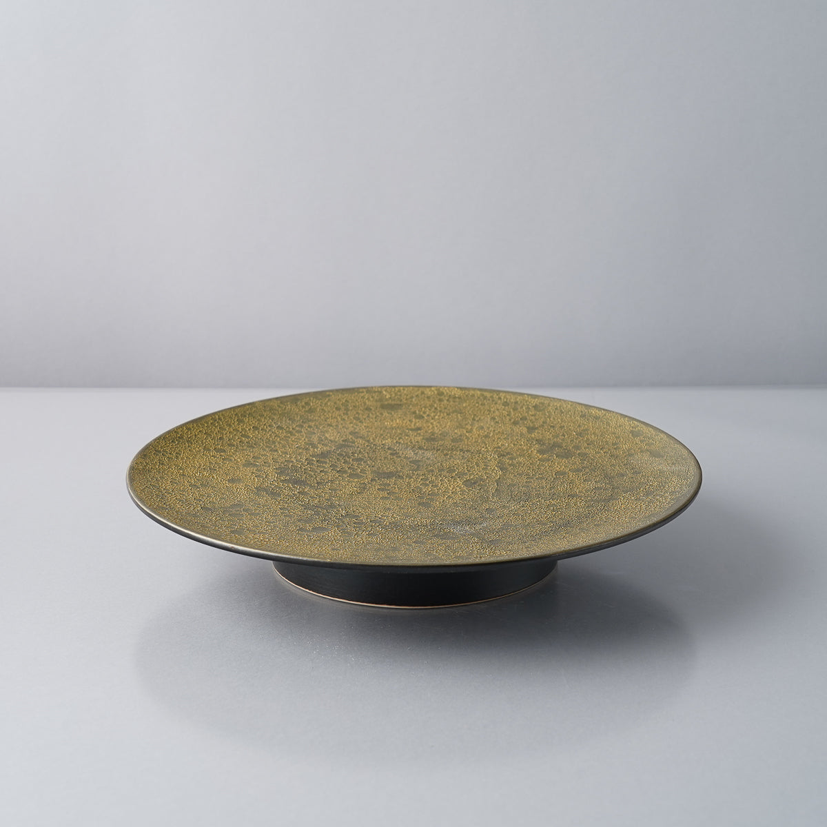 有田焼 泡化粧シリーズ 高台プレート(L) 22.5cm 黒泡雲金 Kichiemon Studio1156