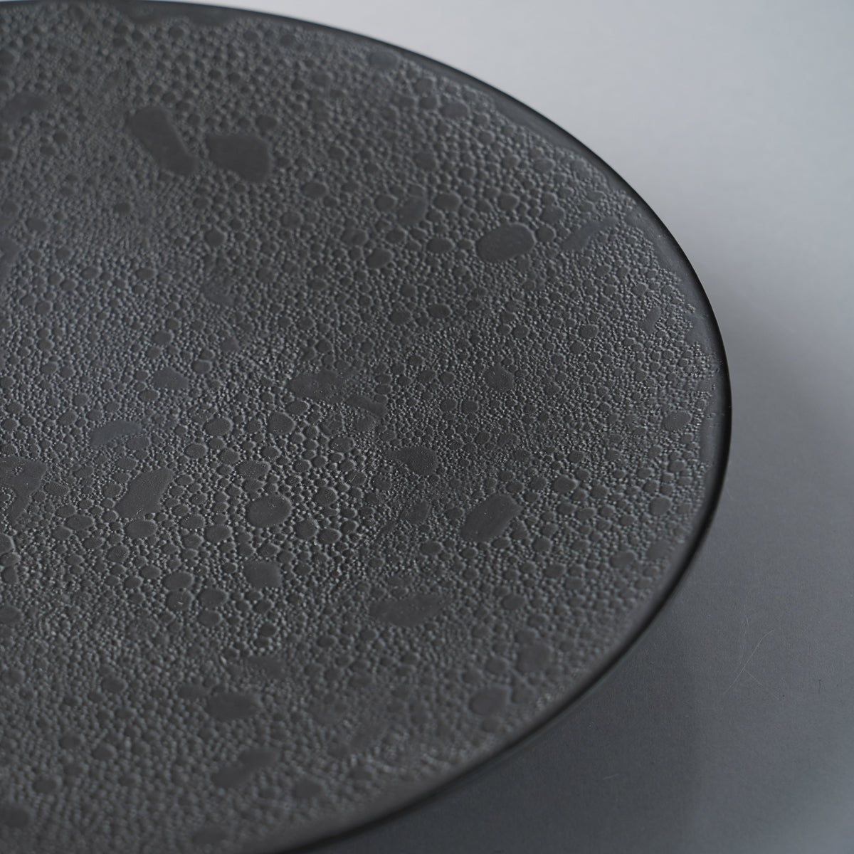 有田焼 泡化粧シリーズ 高台プレート(L) 22.5cm Kichiemon Studio1156