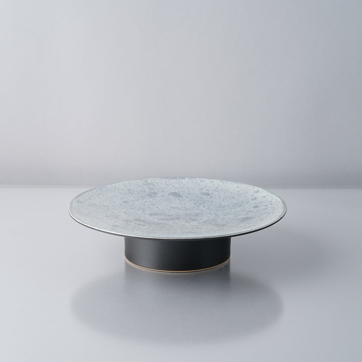 有田焼 泡化粧シリーズ 高台プレート(M) 19cm 黒泡雲銀 Kichiemon Studio1156