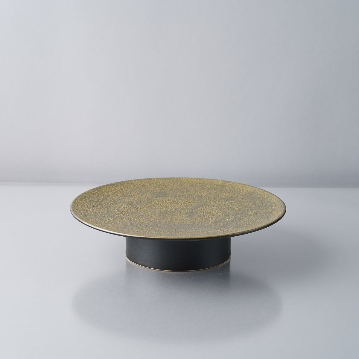 有田焼 泡化粧シリーズ 高台プレート(M) 19cm 黒泡雲金 Kichiemon Studio1156