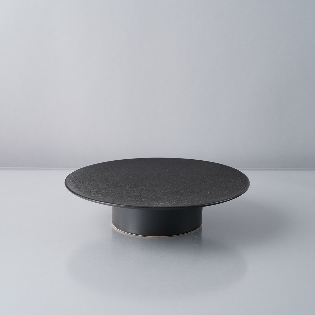 有田焼 泡化粧シリーズ 高台プレート(M) 19cm 黒泡マット Kichiemon Studio1156