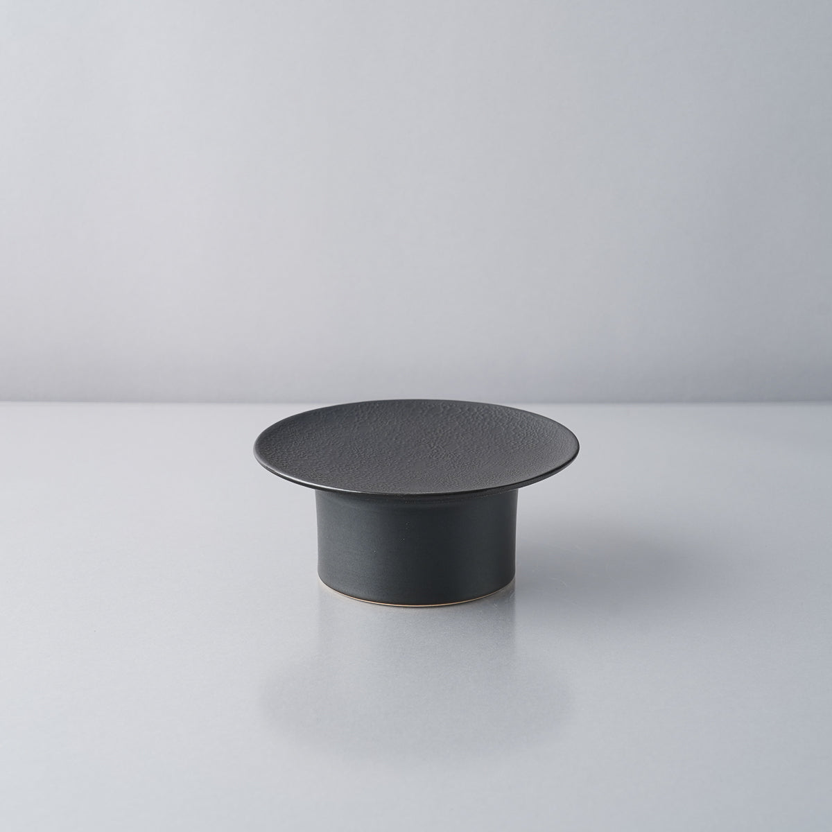 有田焼 泡化粧シリーズ 高台プレート(S) 11.5cm 黒泡マット Kichiemon Studio1156