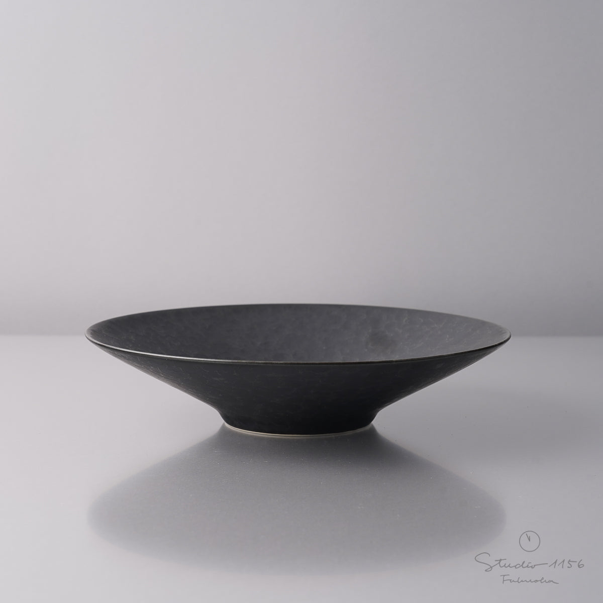 有田焼 クープボウルプレート 20cm 黒陶 Kanezen Studio1156