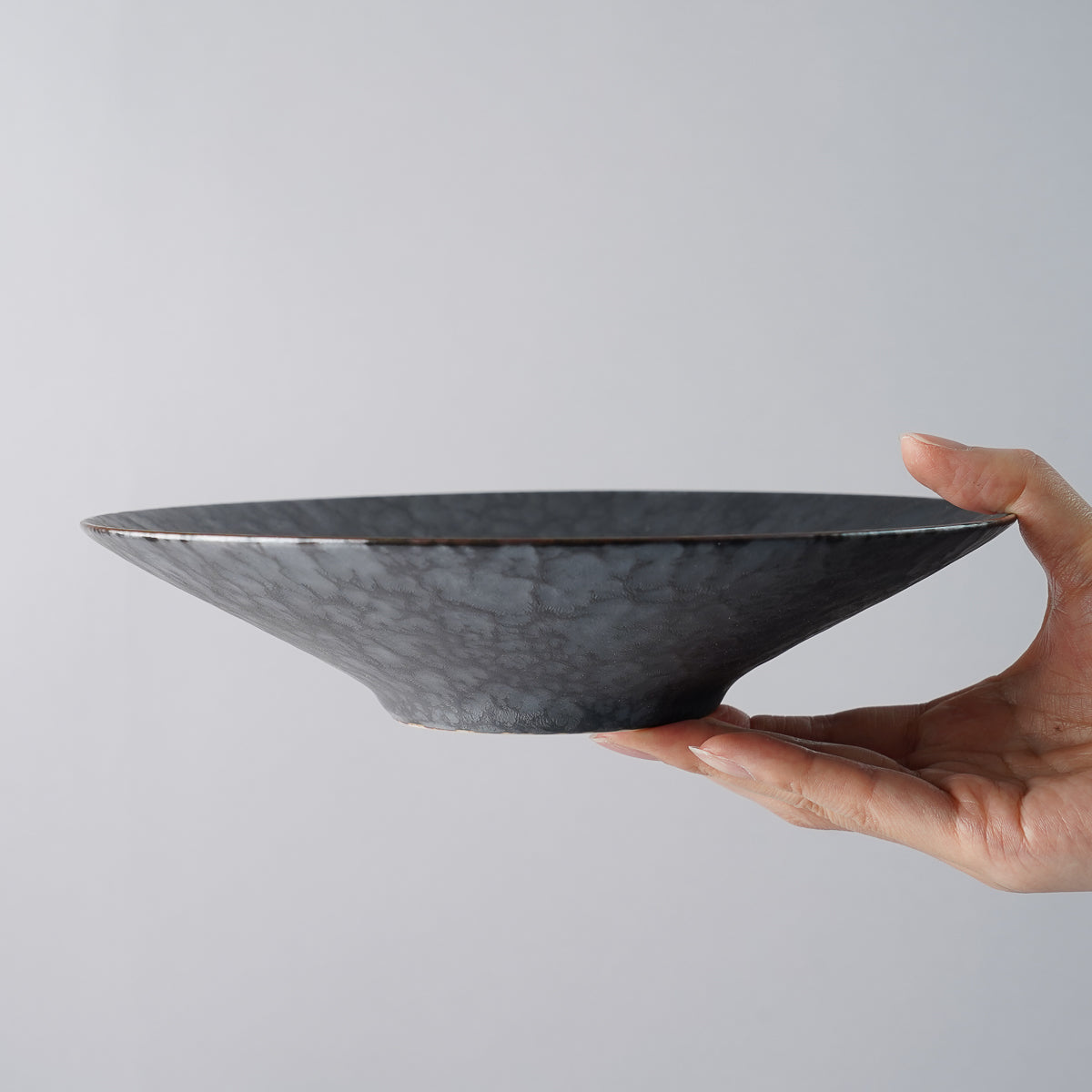 有田焼 黒錆絞マット クープボウルプレート 25cm