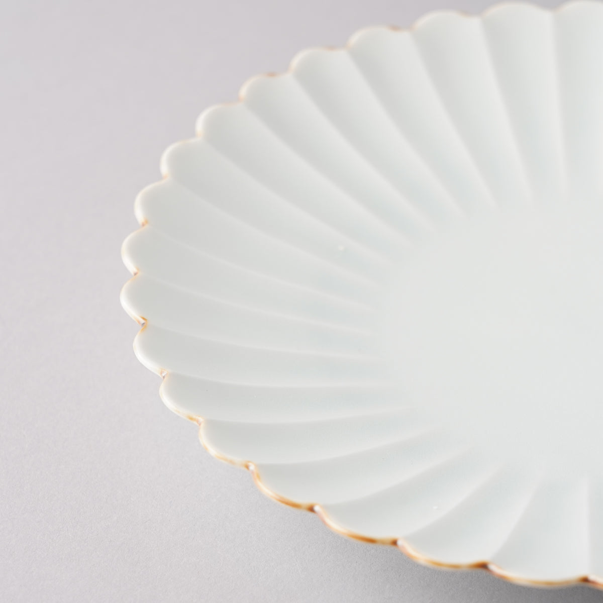 有田焼 白磁 菊花皿 18cm 渕錆 Kajiken Studio1156