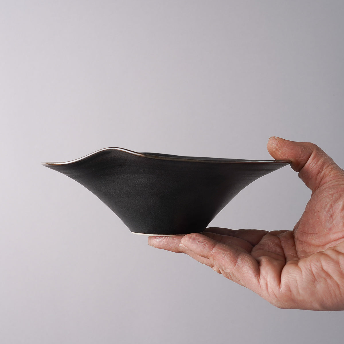 有田焼 黒鉄 二方押 中鉢 18.5cm Riso Studio1156