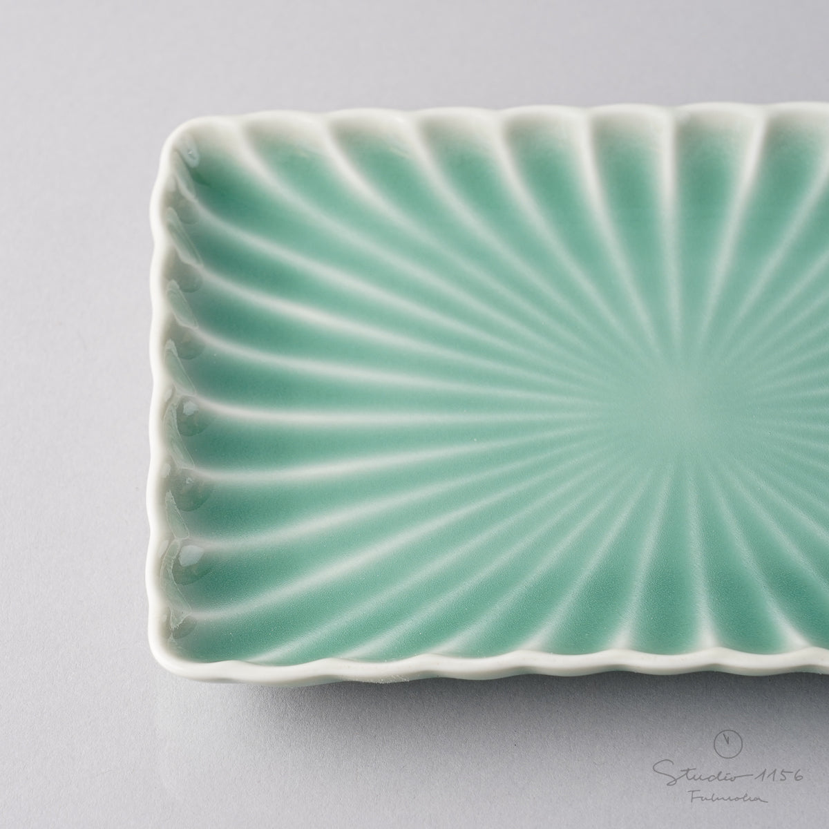 伊万里焼 菊彫り長角皿 16cm Sehyo Studio1156