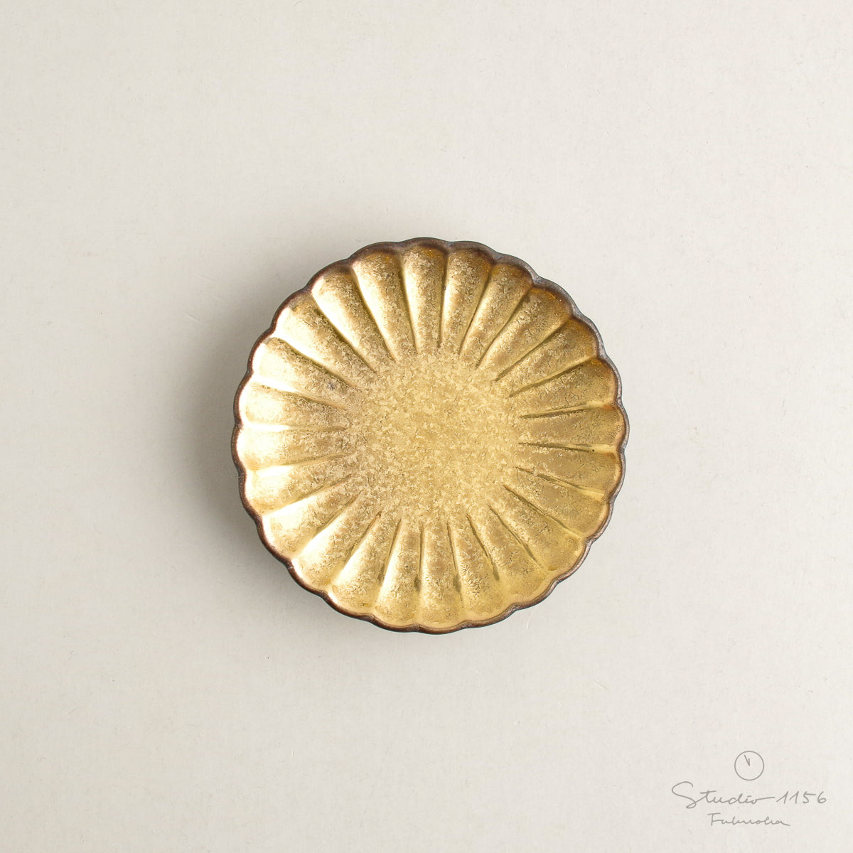 有田焼 菊型小皿 豆皿 9.5cm 黒柚子金 Touetsu Studio1156