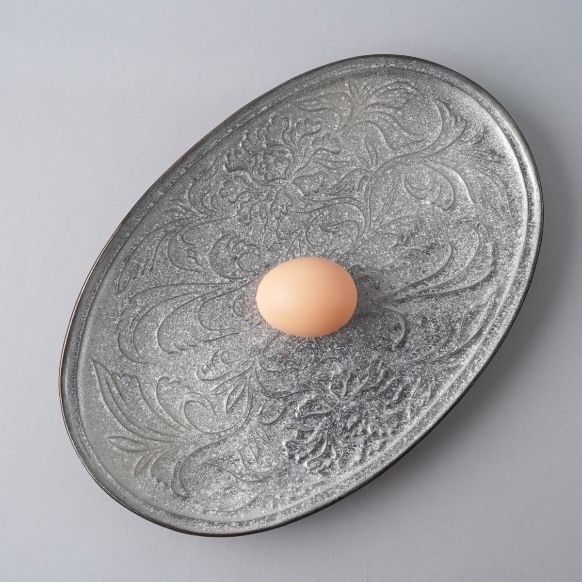 有田焼 黒柚子銀 唐草彫小判皿(XL) 29.5cm オーバルプレート Touetsu Studio1156