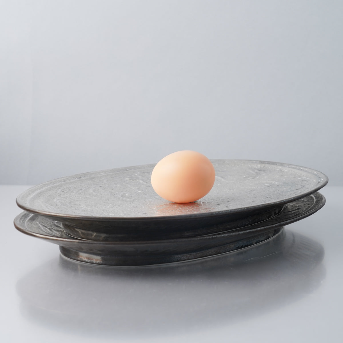 有田焼 黒柚子銀 唐草彫小判皿(XL) 29.5cm オーバルプレート Touetsu Studio1156