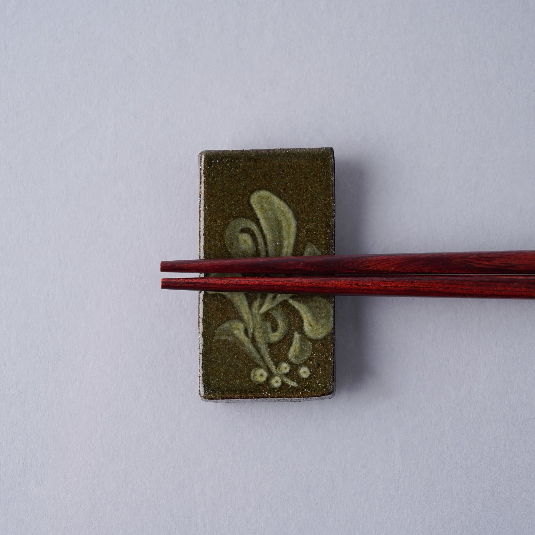 壺屋焼 やちむん 箸置き 5cm 呉須白一珍唐草 Toushin Studio1156