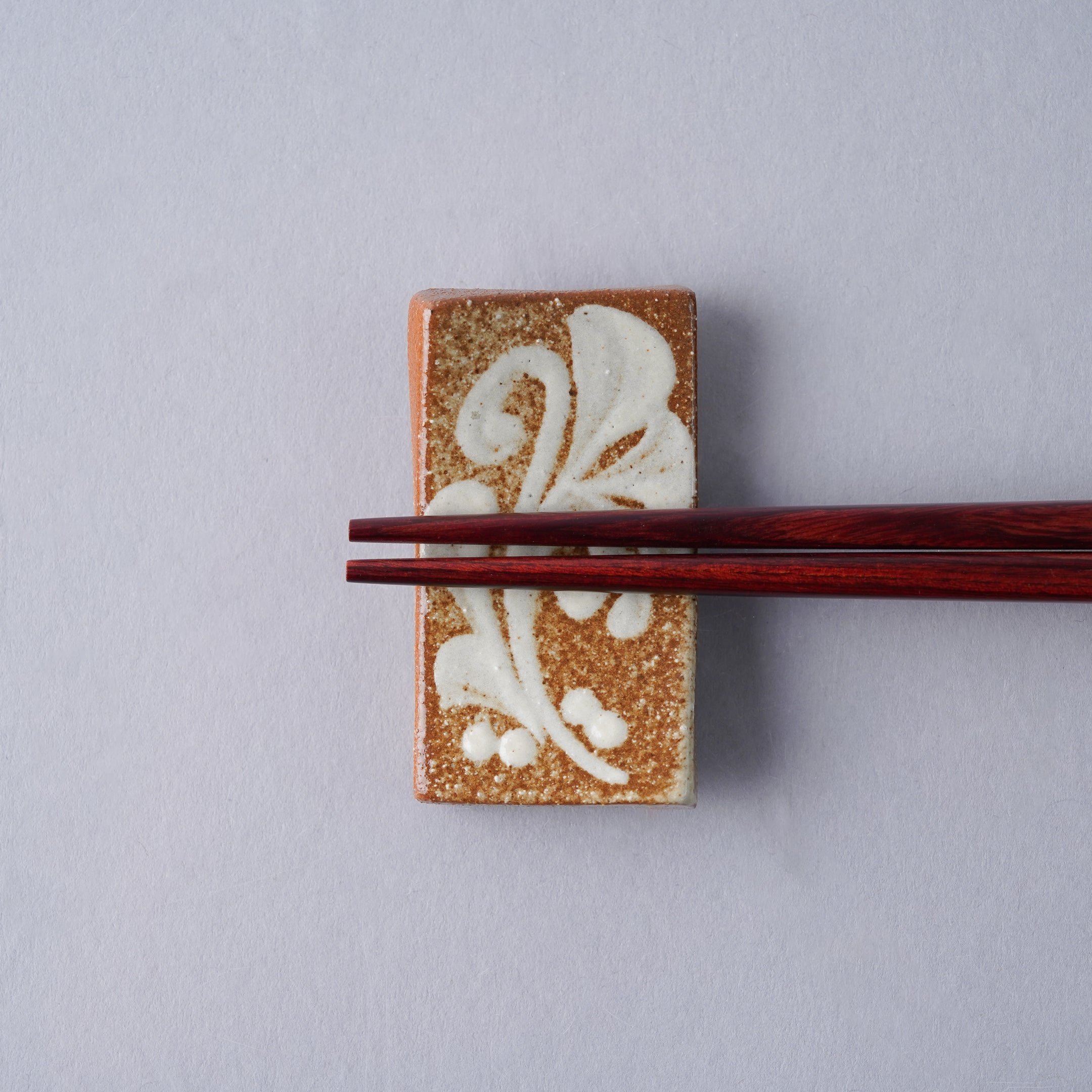 壺屋焼 やちむん 箸置き 5cm きび白一珍唐草 Toushin Studio1156