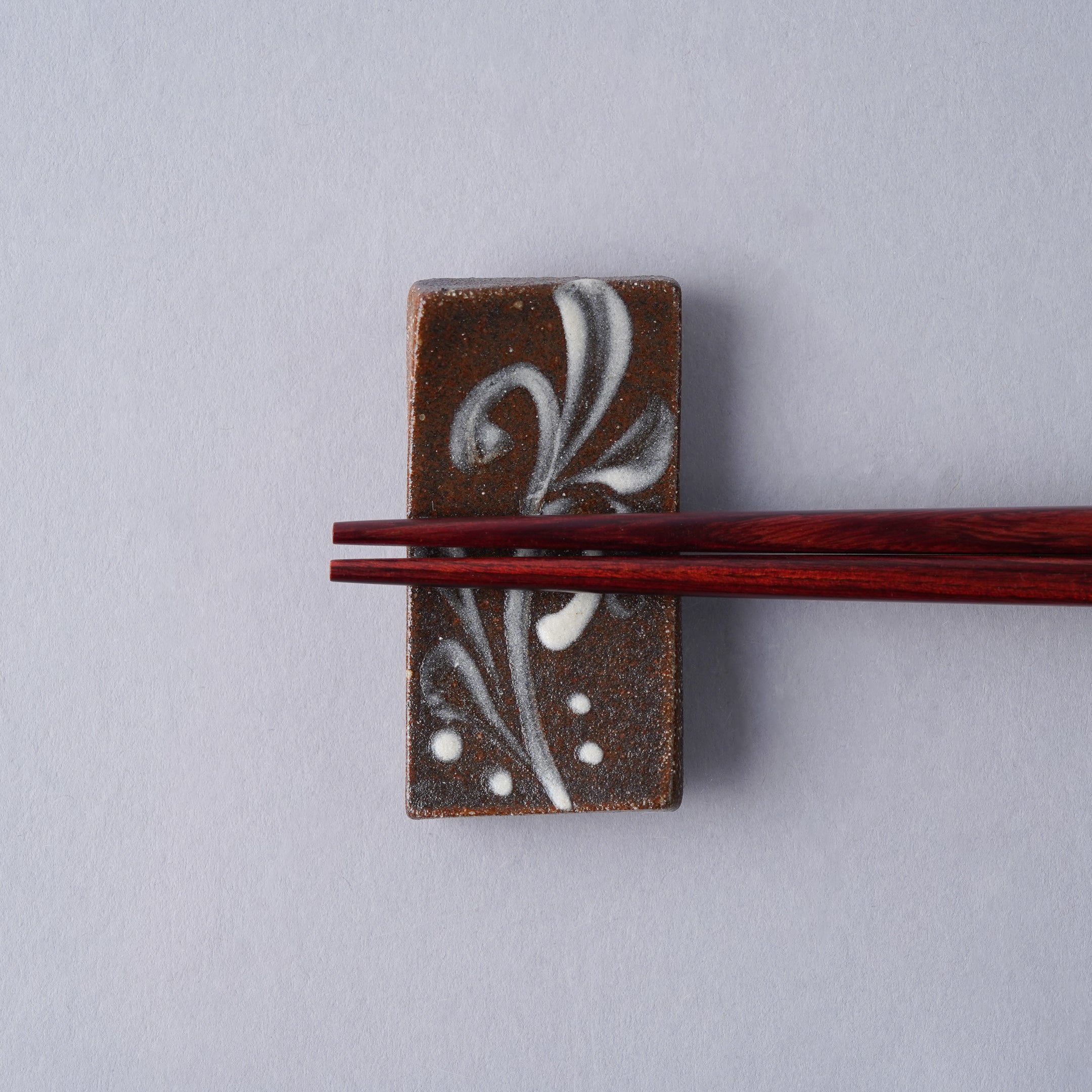 壺屋焼 やちむん 箸置き 5cm 白一珍唐草 Toushin Studio1156