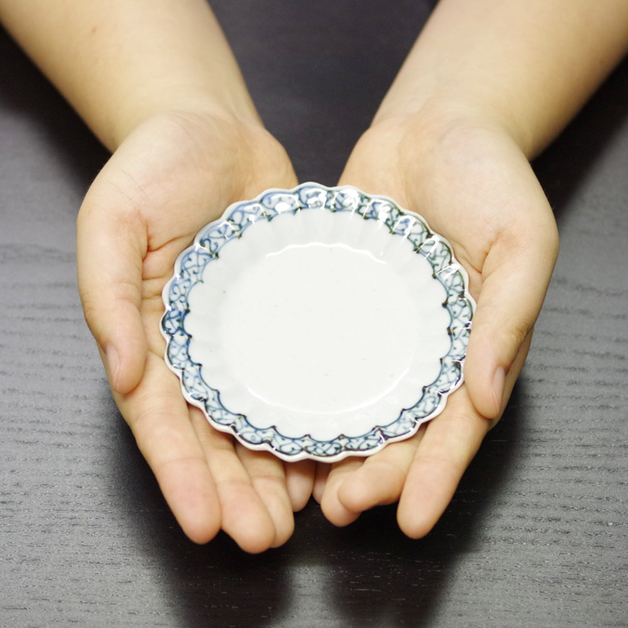 有田焼 渕ハート 菊型小皿 11cm ARITA PORCELAIN LAB Studio1156