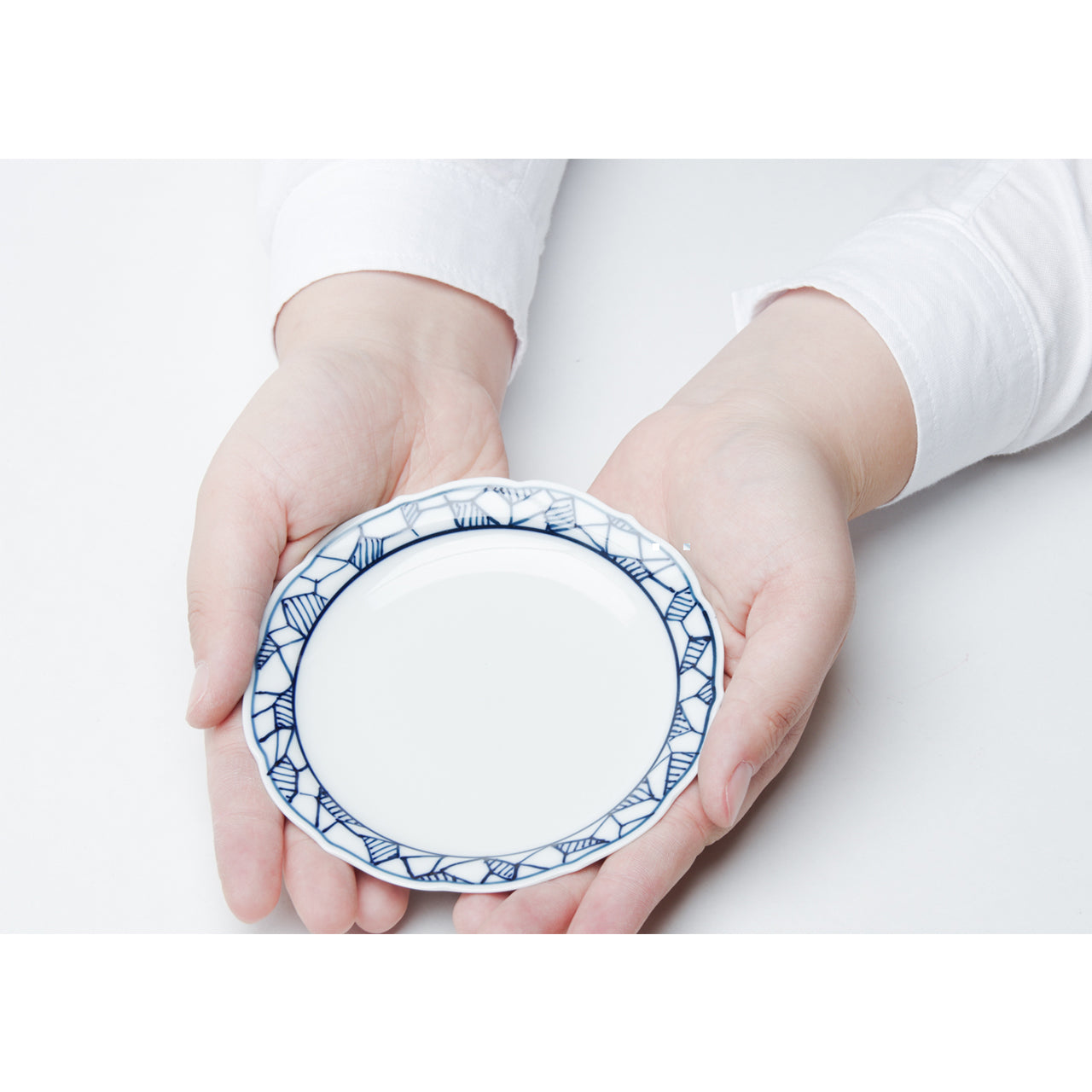 有田焼 染付氷裂 四寸皿 13cm Teizan Studio1156