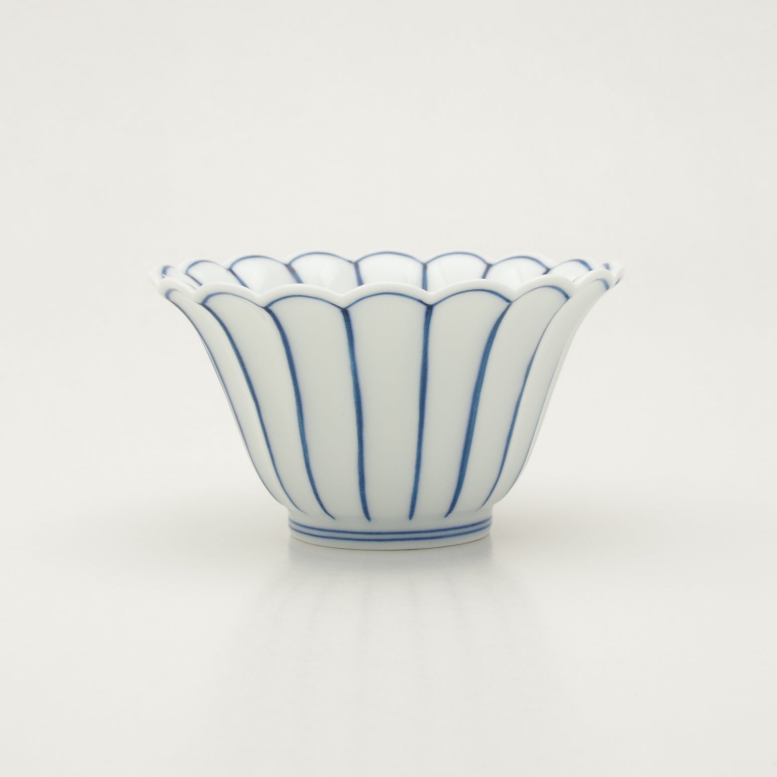 有田焼 染付薄渕 菊割小鉢(大/青) 10.8cm Ojiyama Studio1156