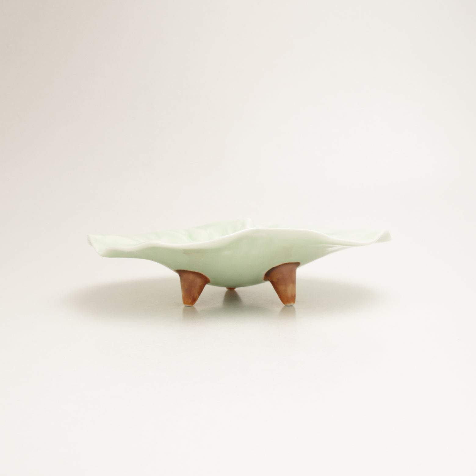 波佐見焼 ヒワ ビードロたまり フキの葉皿 18cm Korin Studio1156