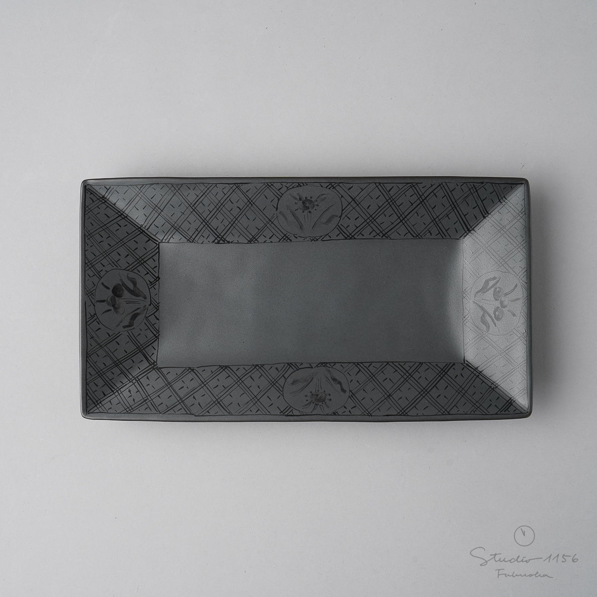 有田焼 黒マット 七寸長角皿 22.5cm 墨絵格子花紋 Fukuju Studio1156