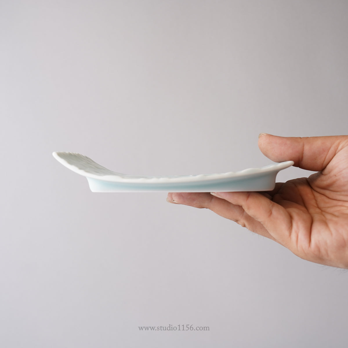 伊万里焼 モイスト 笹竹彫り変形皿 16.5cm Hataman Studio1156