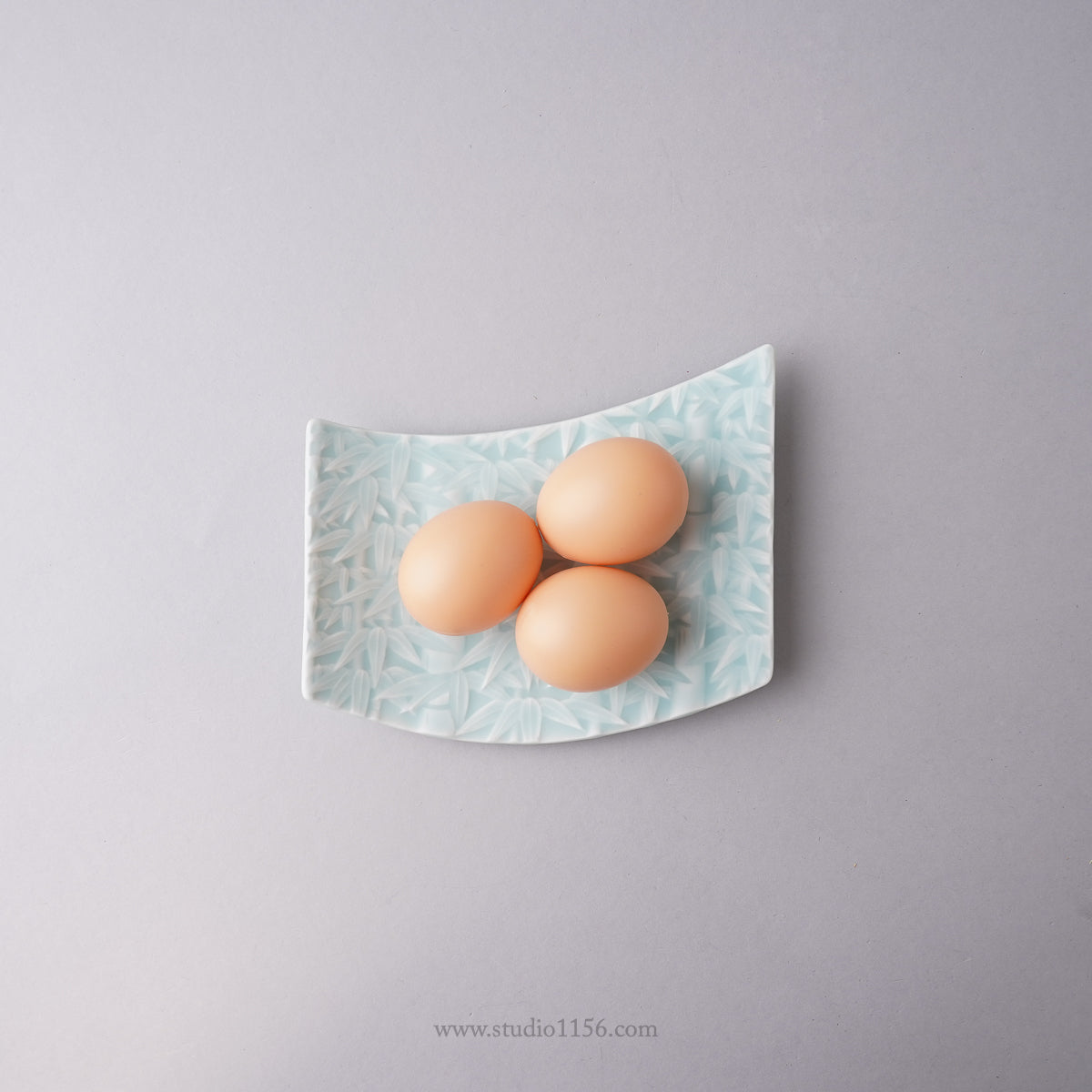 伊万里焼 モイスト 笹竹彫り変形皿 16.5cm Hataman Studio1156