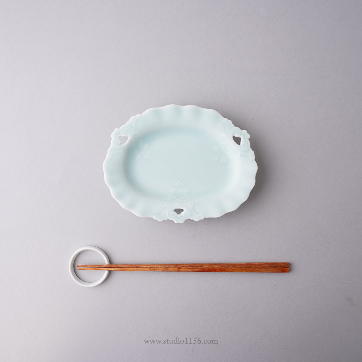 伊万里焼 モイスト 唐花彫り三穴波渕皿 16.5cm Hataman Studio1156