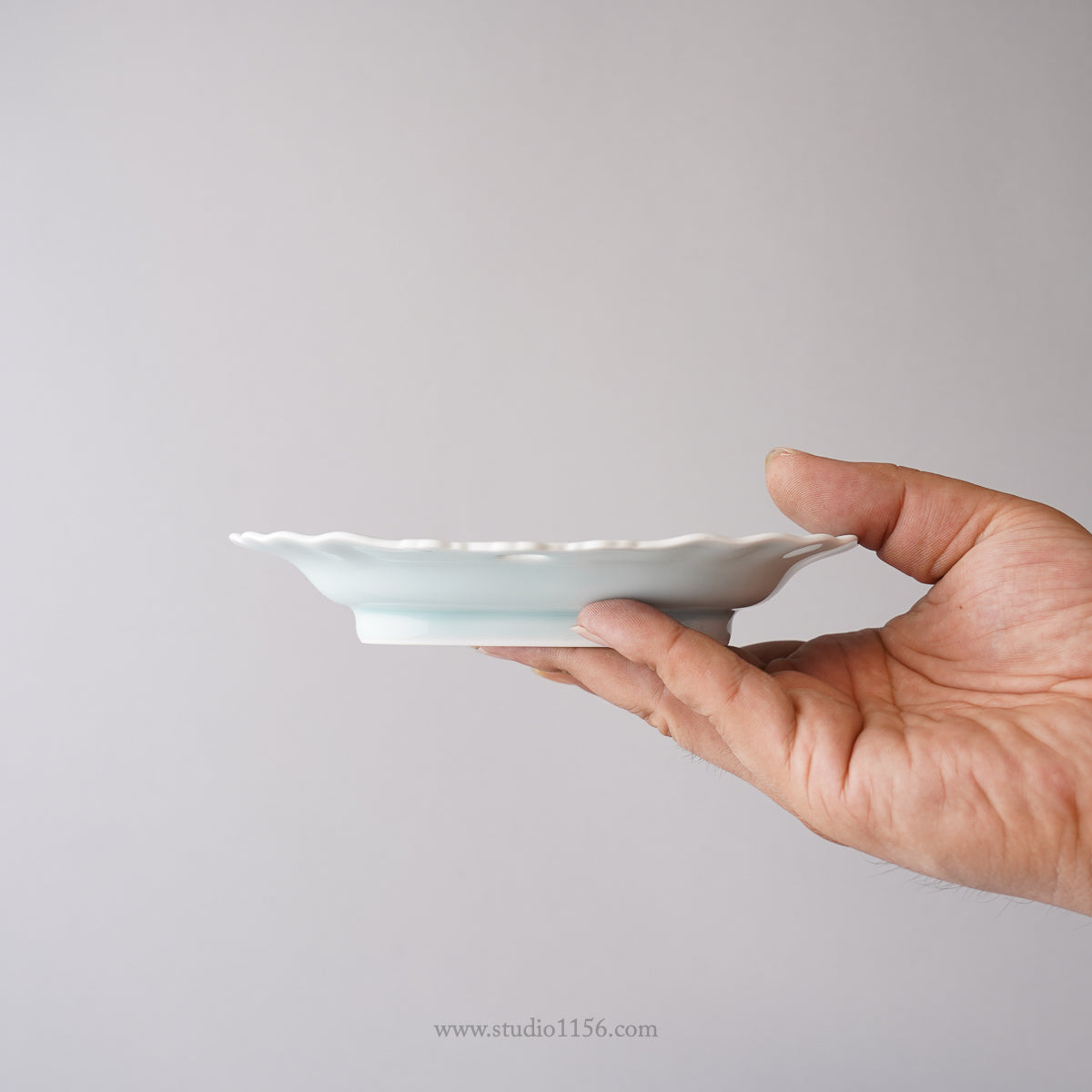 伊万里焼 モイスト 唐花彫り三穴波渕皿 16.5cm Hataman Studio1156