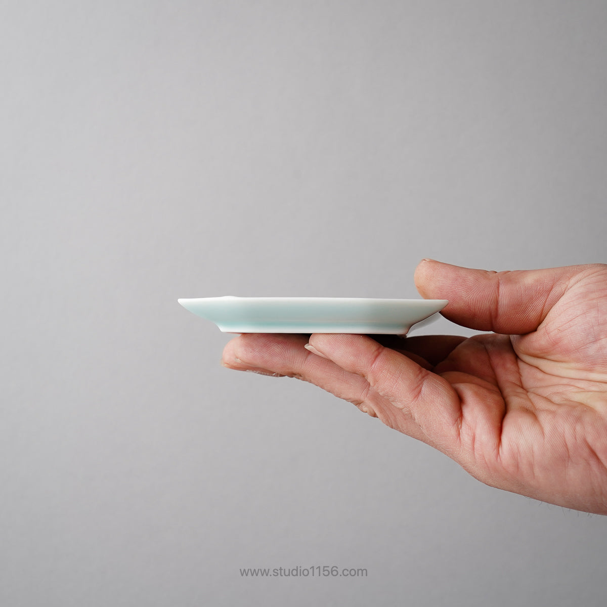 伊万里焼 モイスト 笹彫着物小皿 10cm Hataman Studio1156