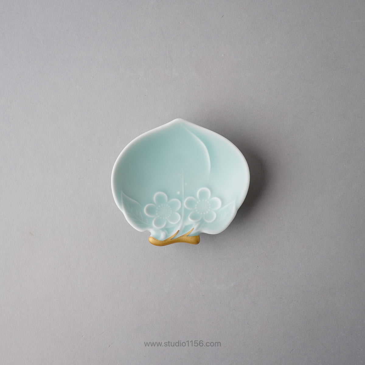 伊万里焼 モイスト 金彩 桃型 三ツ足小皿 10cm Hataman Studio1156