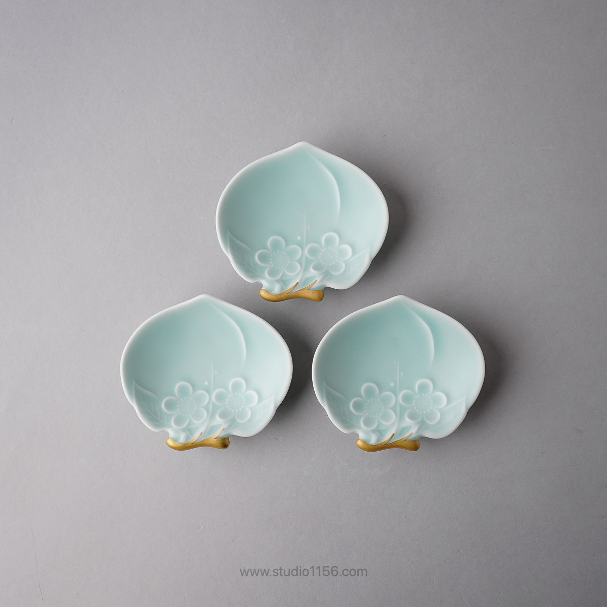 伊万里焼 モイスト 金彩 桃型 三ツ足小皿 10cm Hataman Studio1156