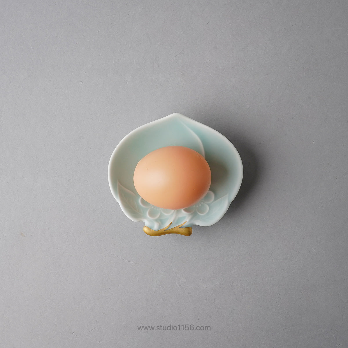 伊万里焼 モイスト 金彩 桃型 三ツ足小皿 10cm Hataman Studio1156