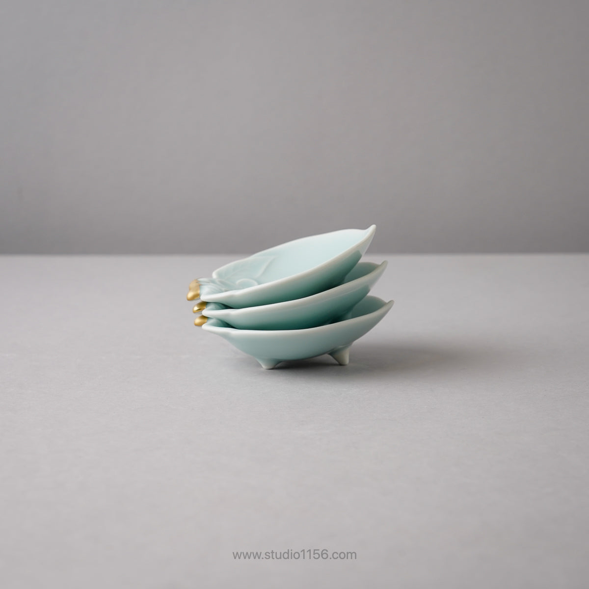 伊万里焼 モイスト 金彩 桃型 三ツ足小皿 10cm Hataman Studio1156