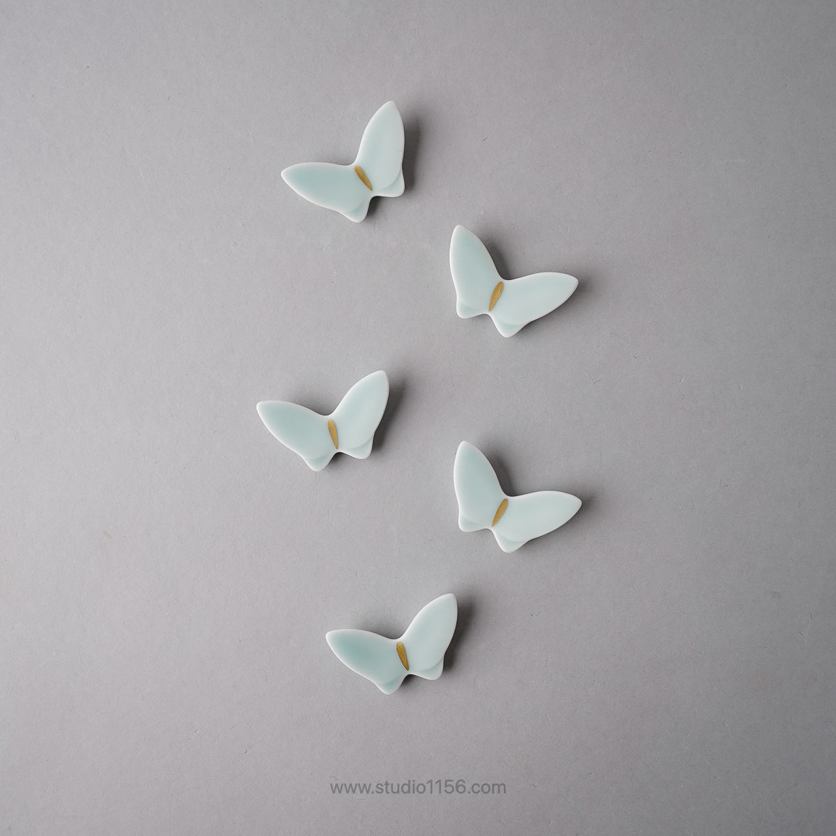 伊万里焼 モイスト 金彩 チョウ箸置 5cm Hataman Studio1156