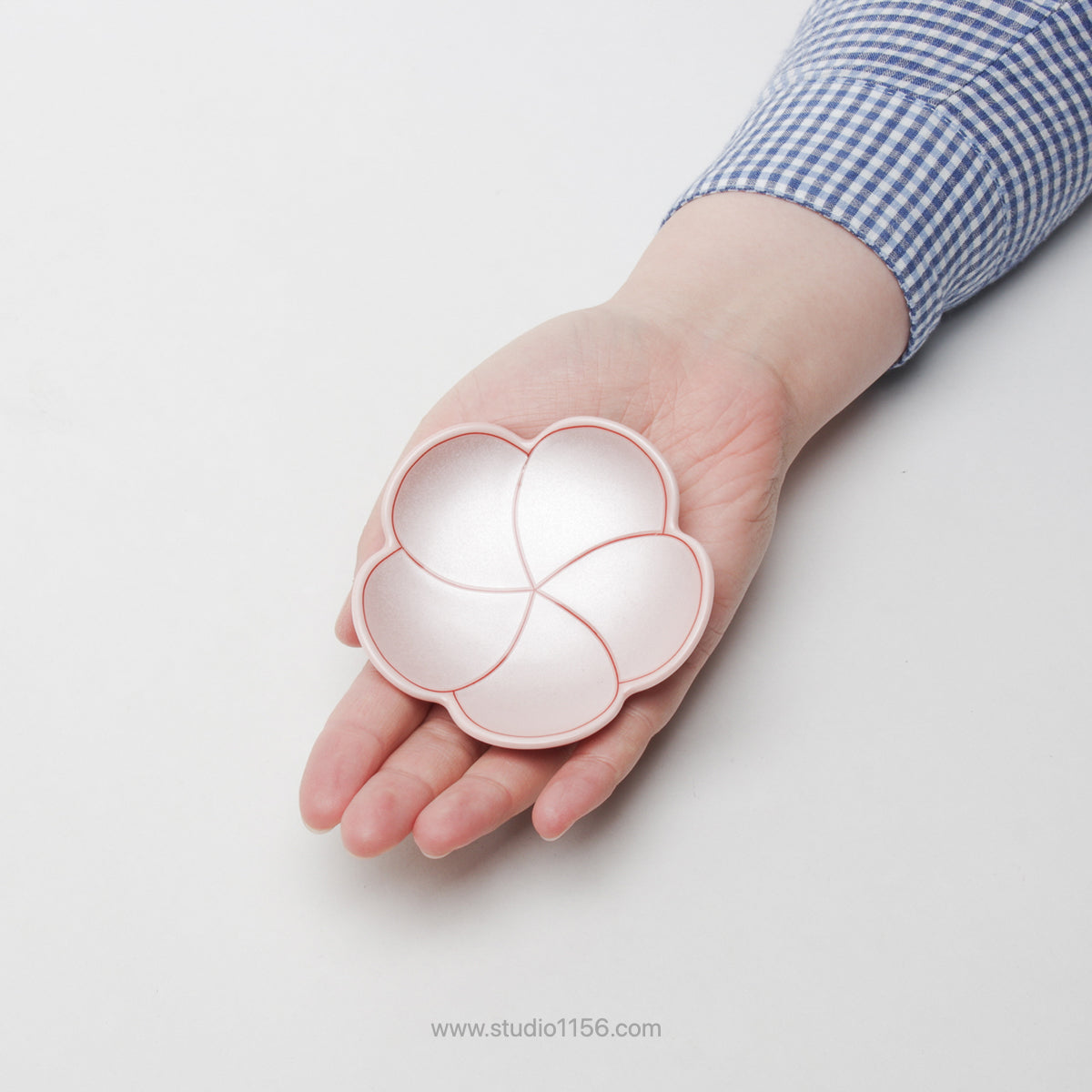 有田焼 梅形小皿 9cm 銀彩捻(桜色) Kouraku Studio1156