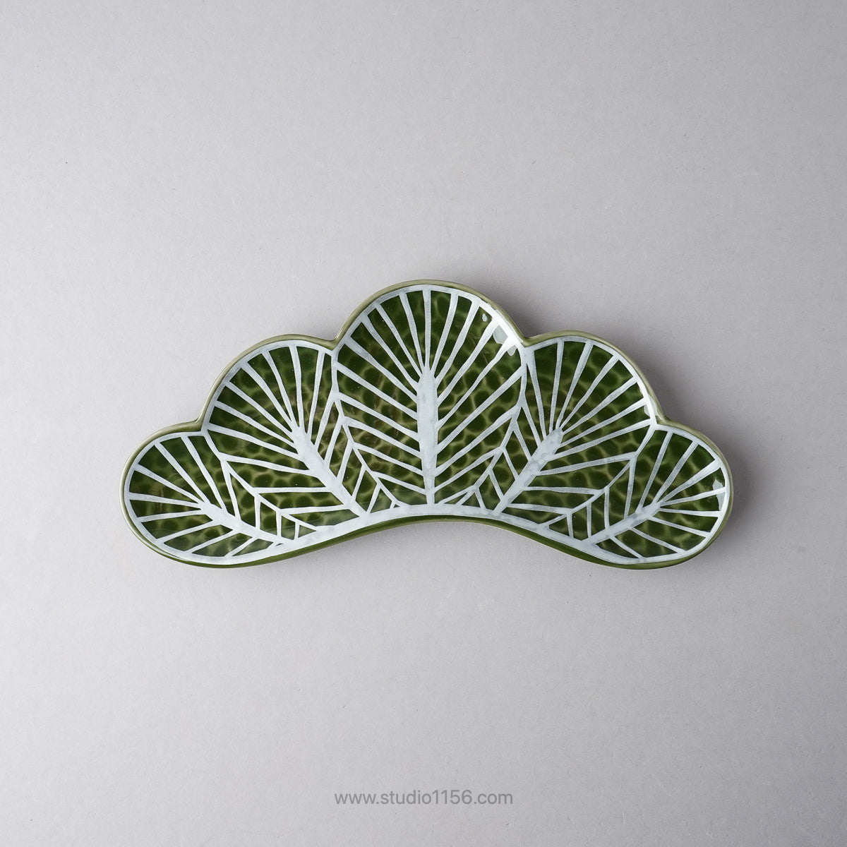 有田焼 松葉型前菜皿 26cm 深緑銀葉脈 Kouraku Studio1156