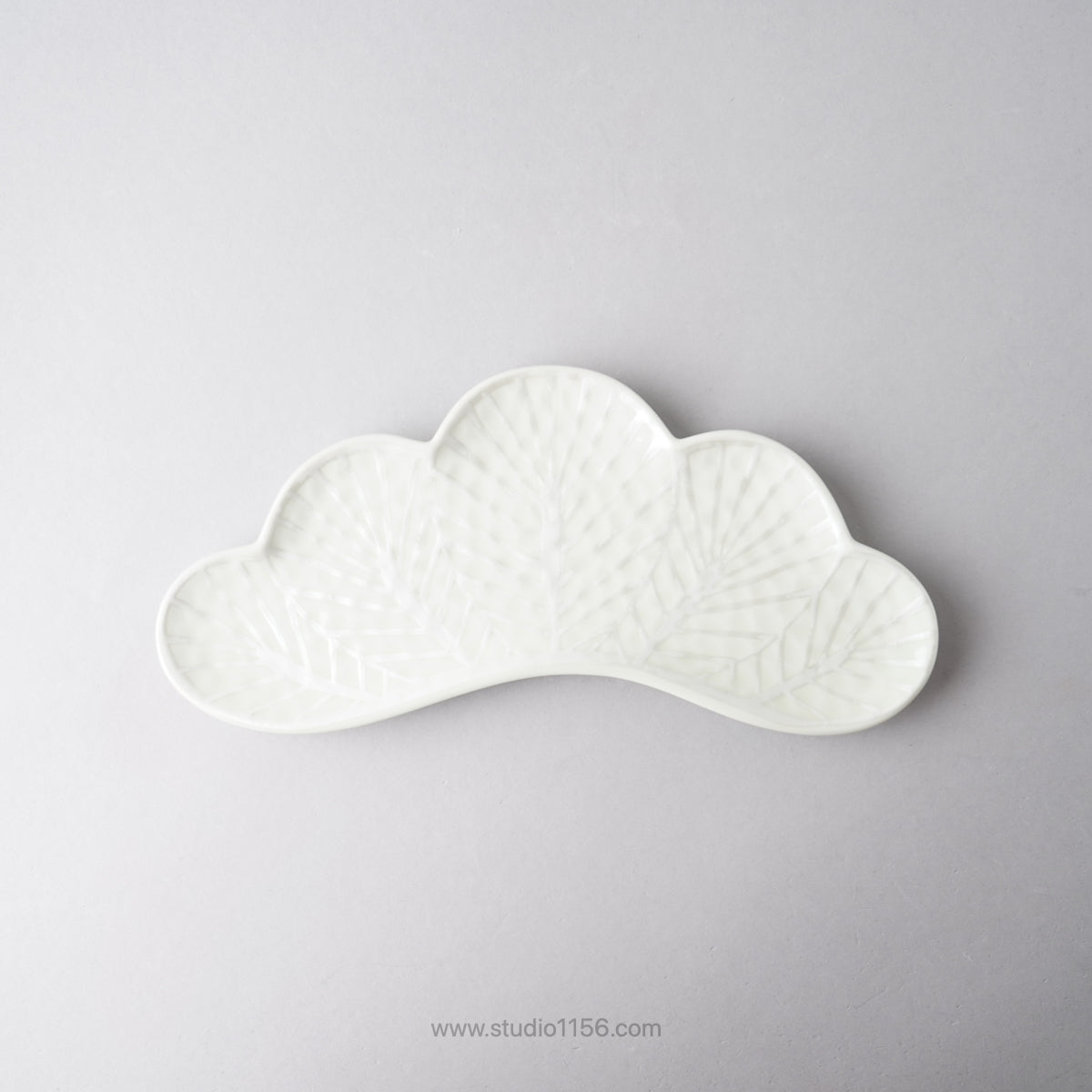 有田焼 松葉型前菜皿 26cm 胡粉銀葉脈 Kouraku Studio1156