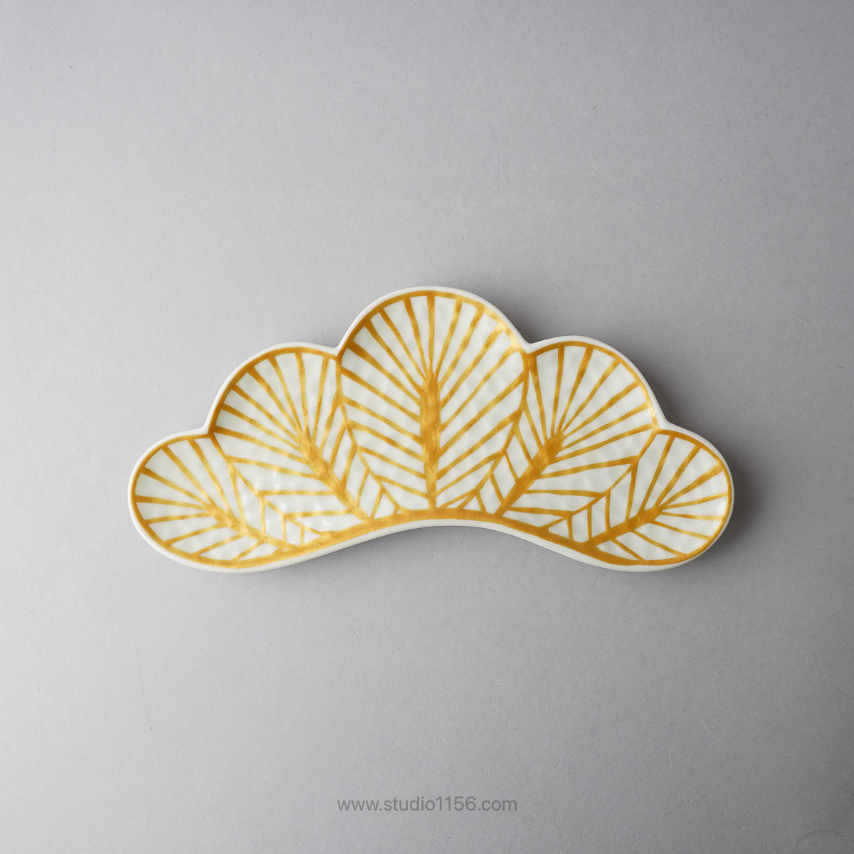 有田焼 松葉型前菜皿 26cm 胡粉金葉脈 Kouraku Studio1156