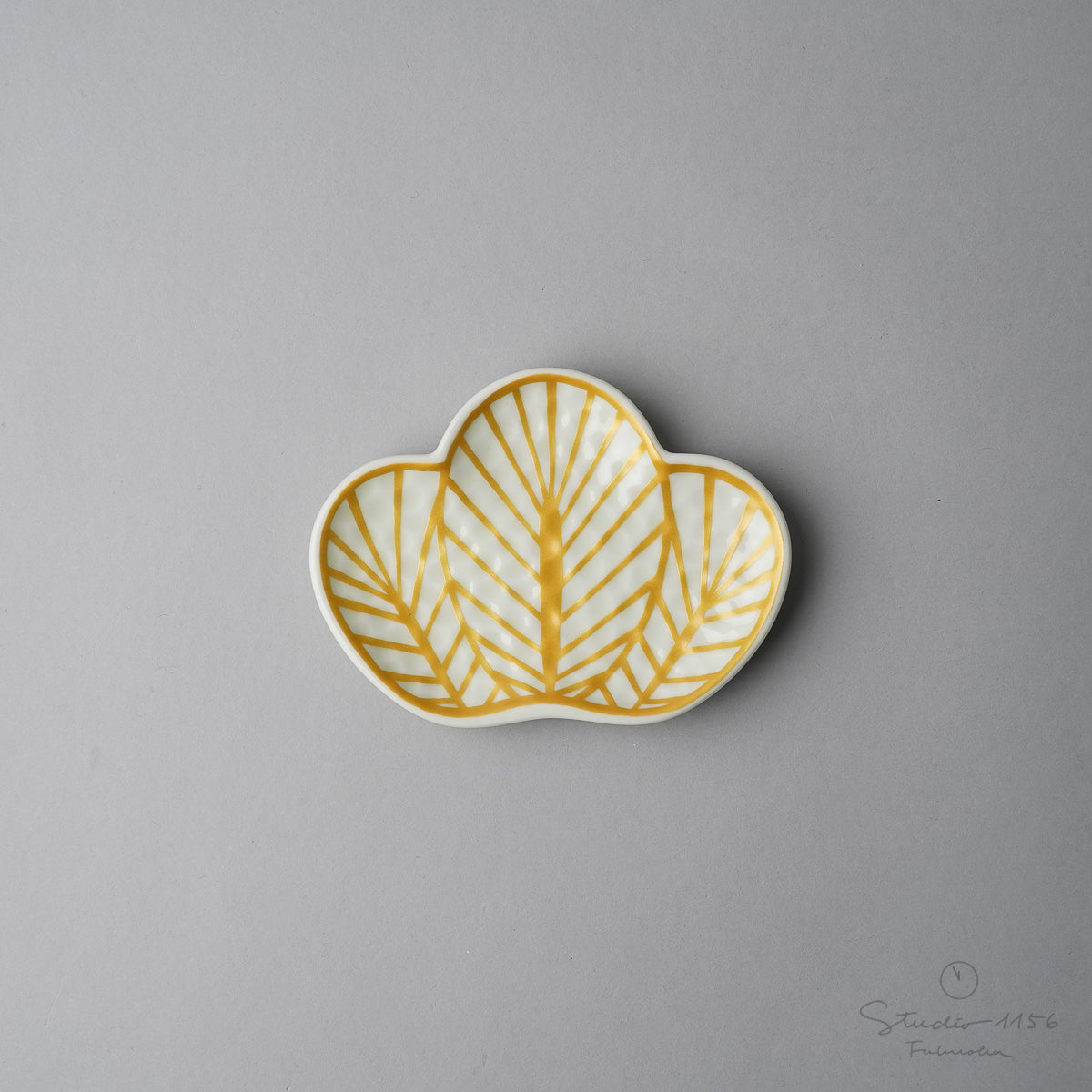 有田焼 松葉型銘々皿 13cm 胡粉金葉脈 Kouraku Studio1156