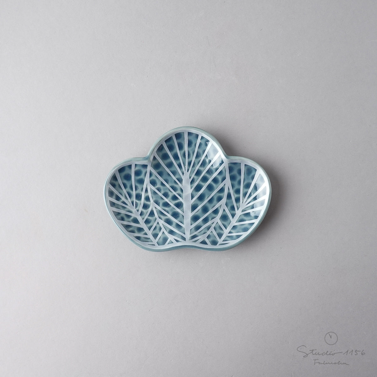 有田焼 松葉型銘々皿 13cm 青鈍銀葉脈 Kouraku Studio1156