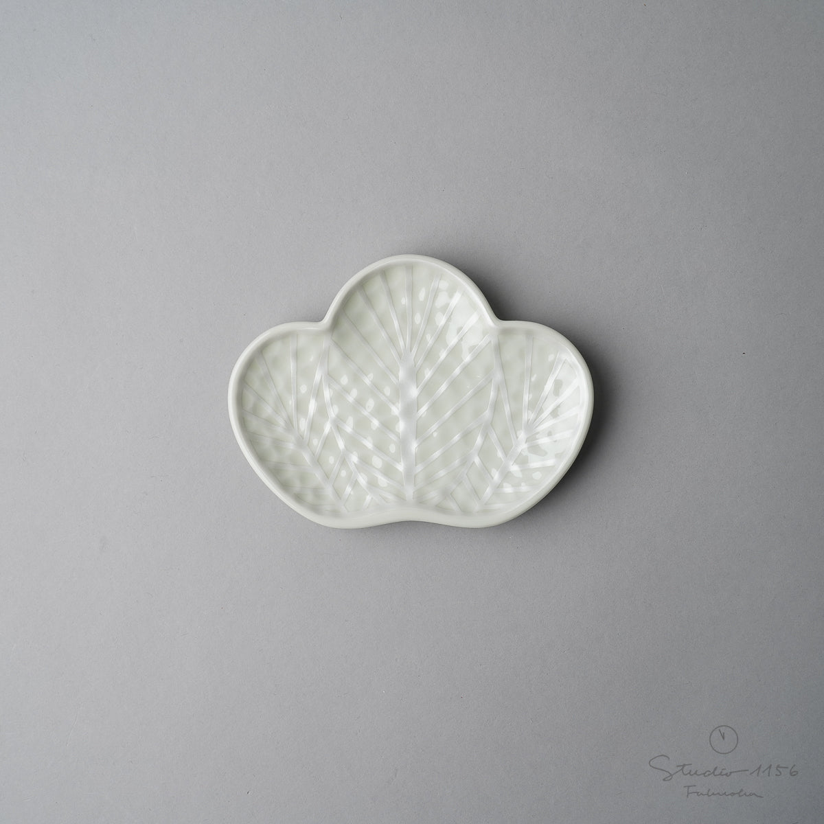 有田焼 松葉型銘々皿 13cm 胡粉銀葉脈 Kouraku Studio1156