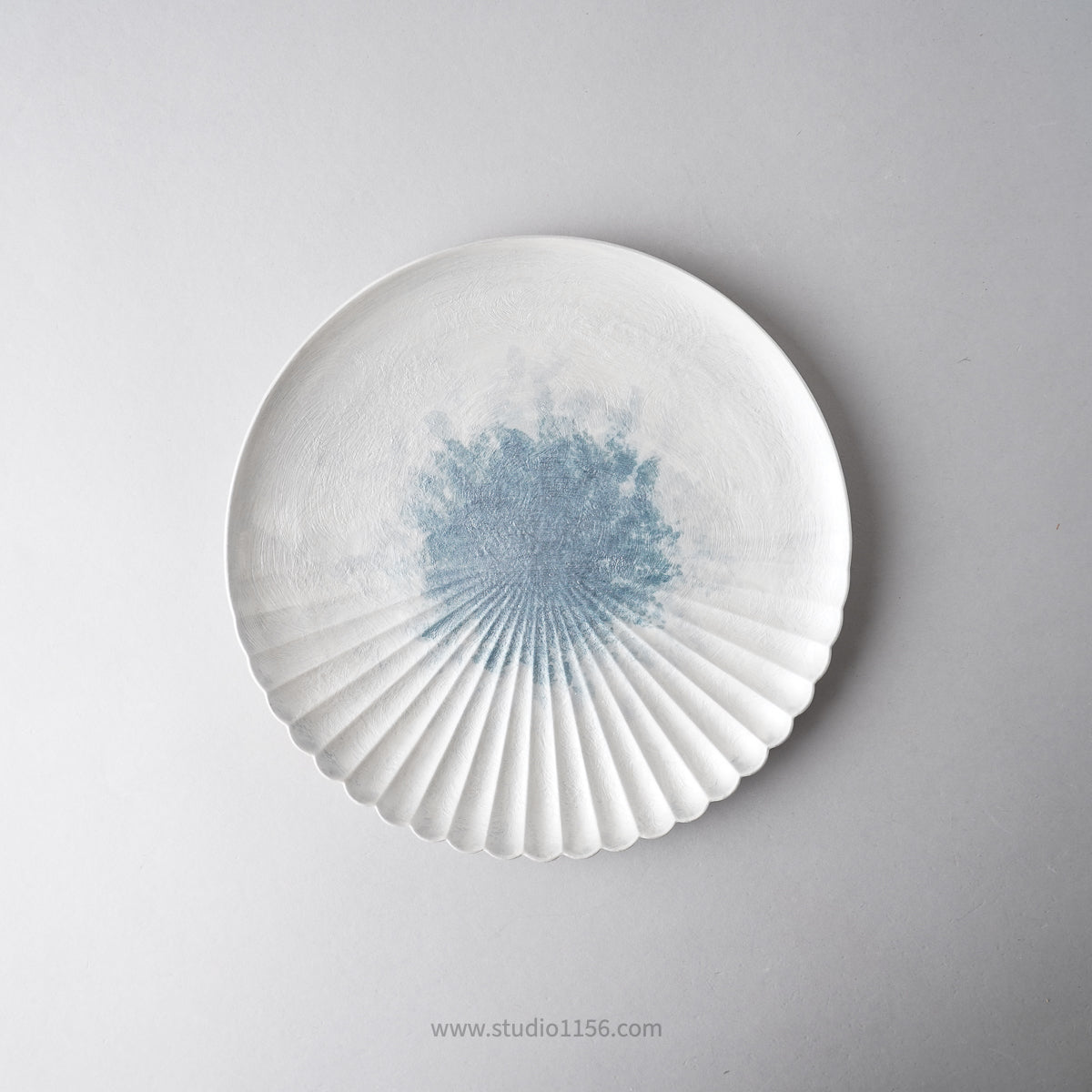 有田焼 片菊割プレート(L) 23cm 筋瑠璃銀叩 Kichiemon Studio1156