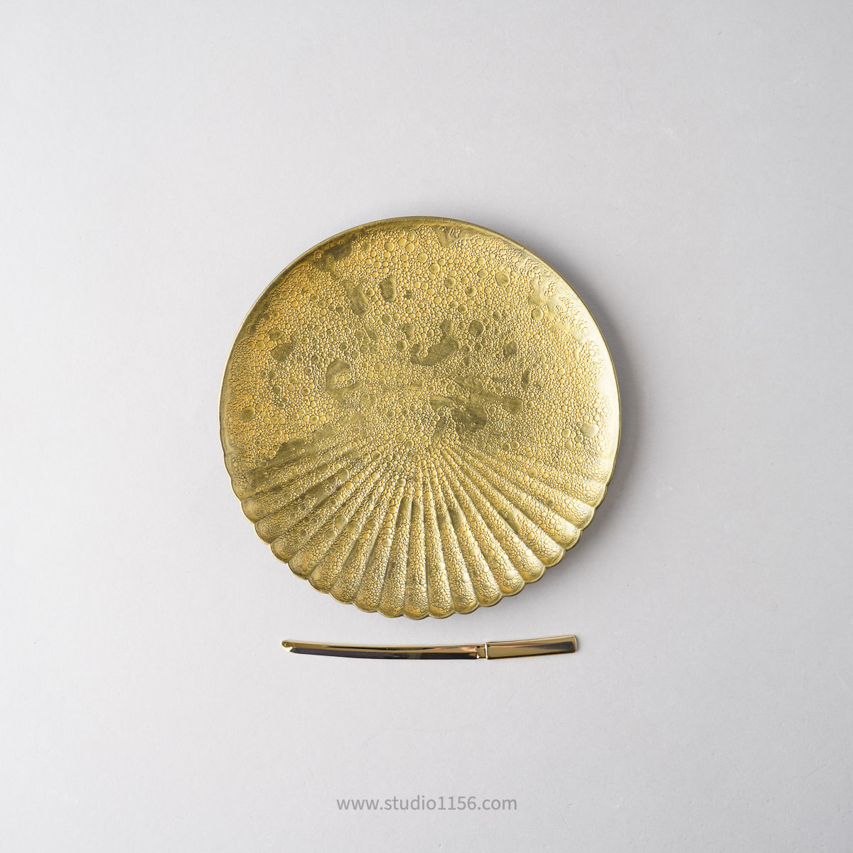 有田焼 片菊割プレート(S) 16.5cm 黒泡雲金 Kichiemon Studio1156