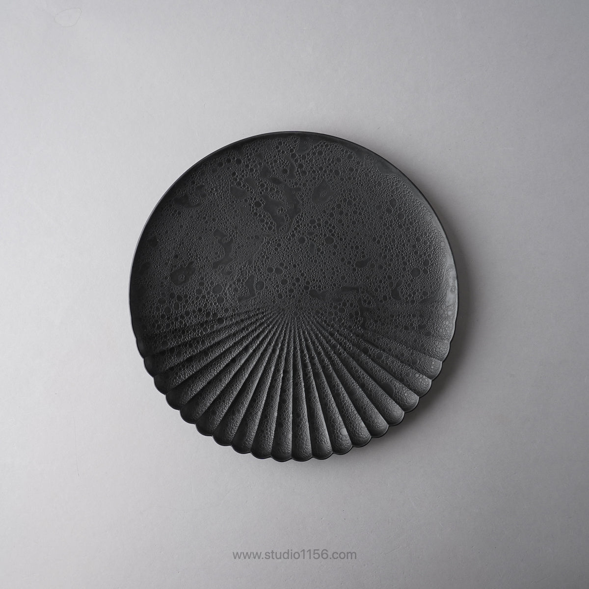 有田焼 片菊割プレート(L) 23cm 黒泡マット Kichiemon Studio1156