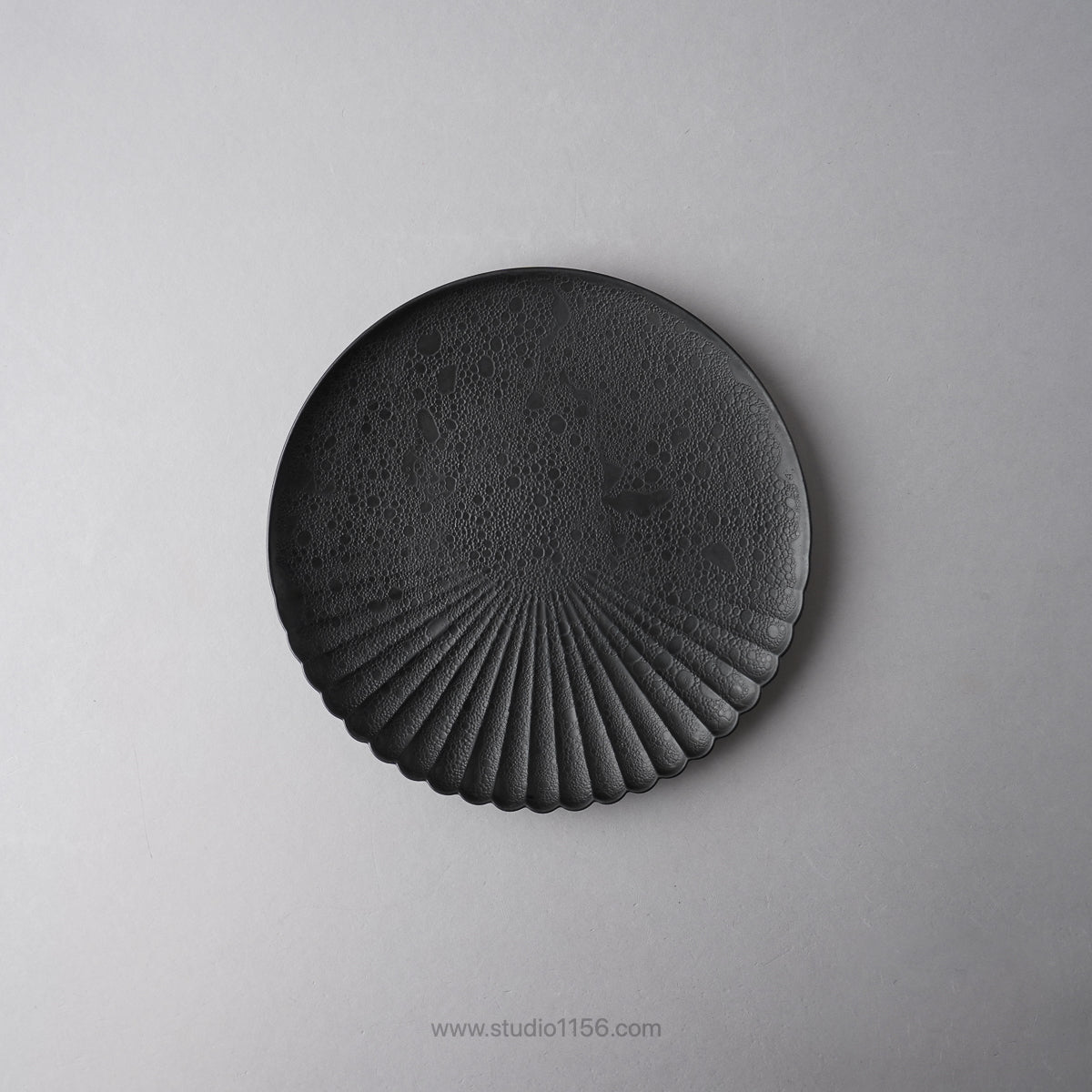 有田焼 片菊割プレート(M) 19cm 黒泡マット Kichiemon Studio1156