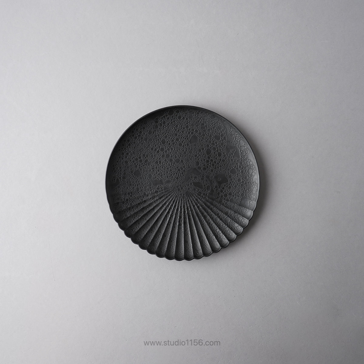 有田焼 片菊割プレート(S) 16.5cm 黒泡マット Kichiemon Studio1156