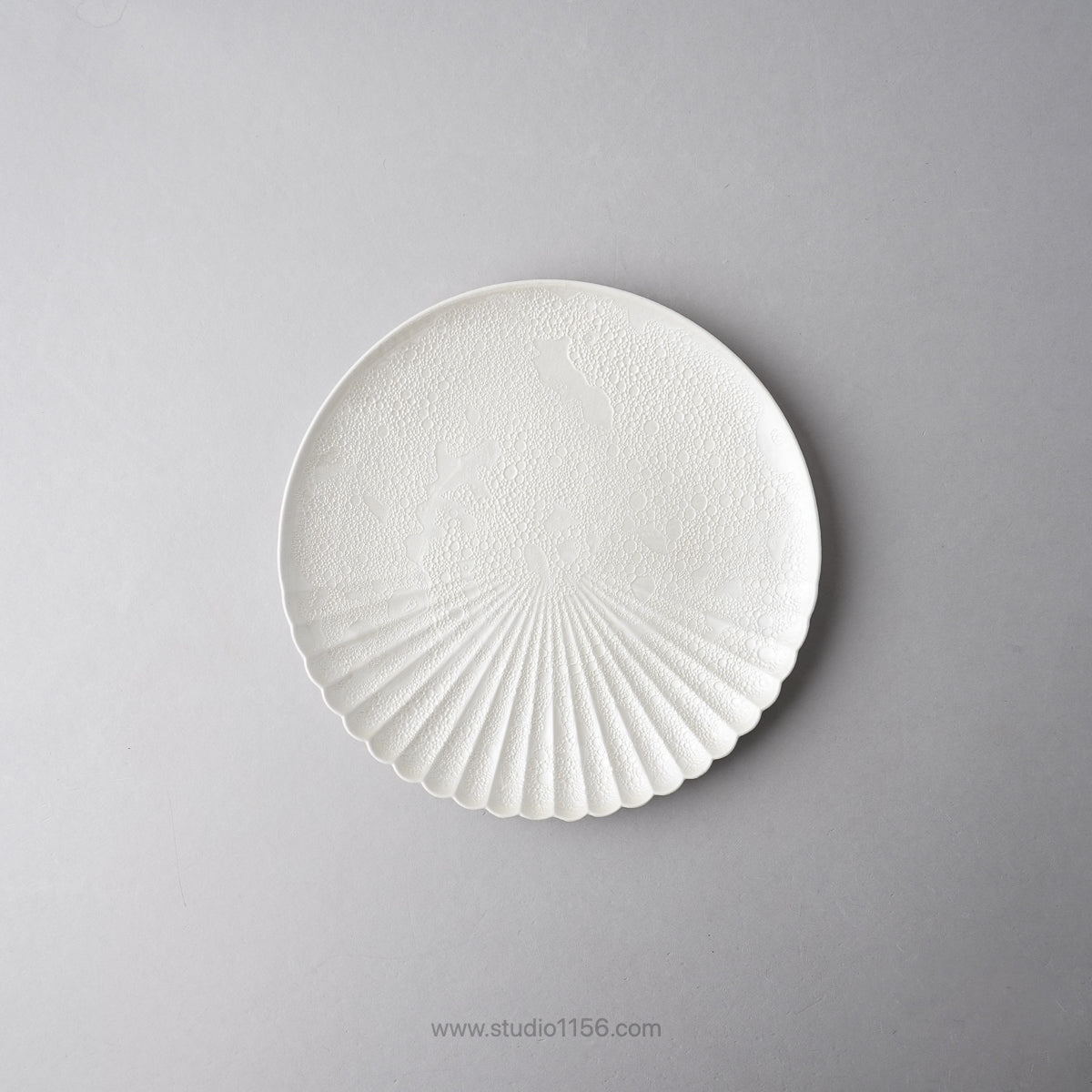 有田焼 片菊割プレート(M) 19cm 白泡パール Kichiemon Studio1156