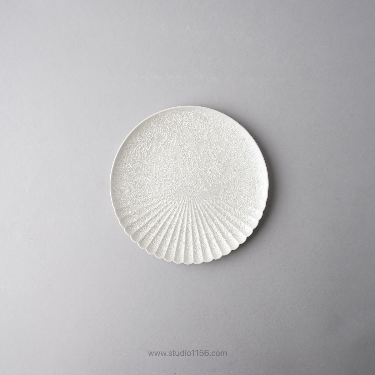 有田焼 片菊割プレート(S) 16.5cm 白泡パール Kichiemon Studio1156