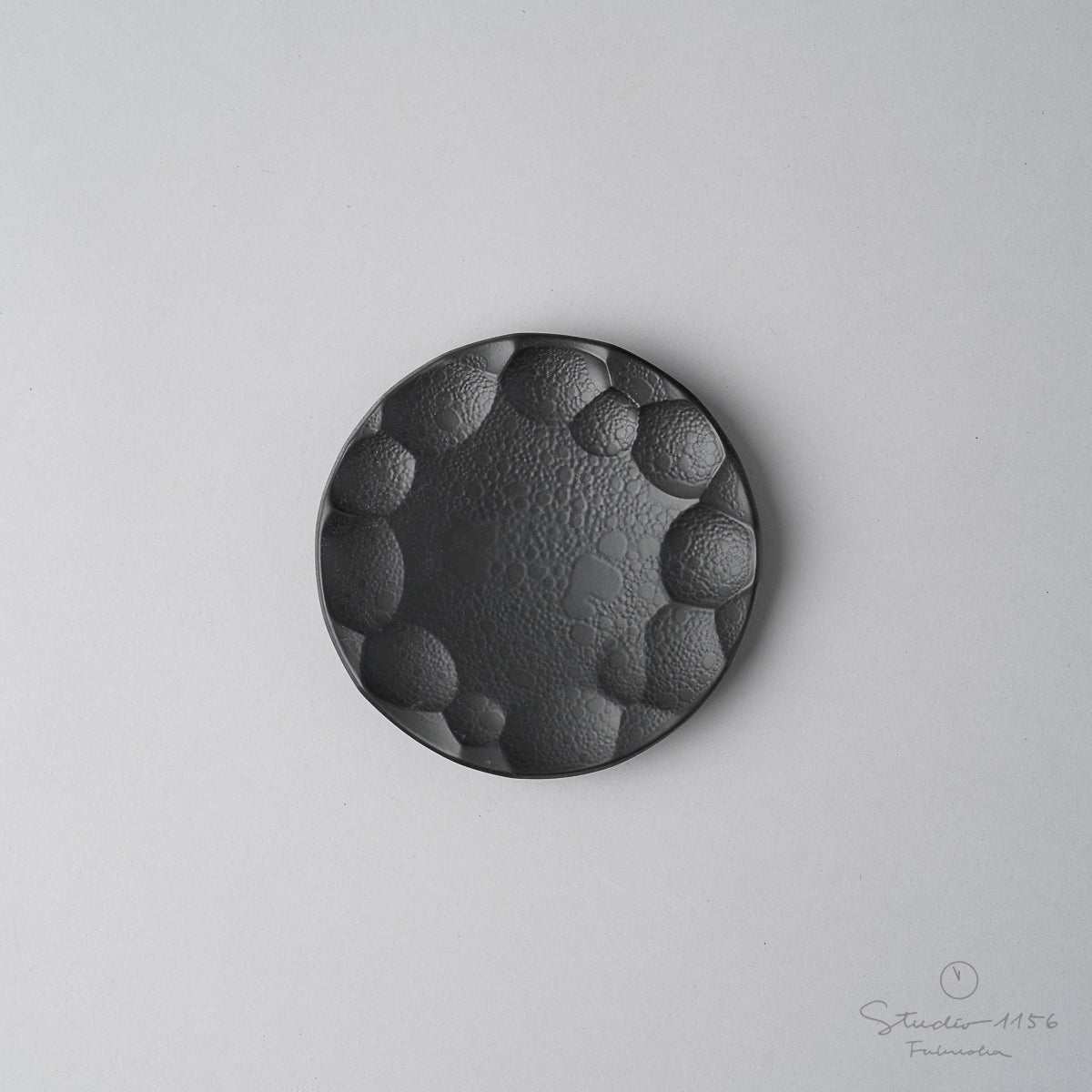 有田焼 丸彫豆小皿 9cm 黒泡マット Kichiemon Studio1156
