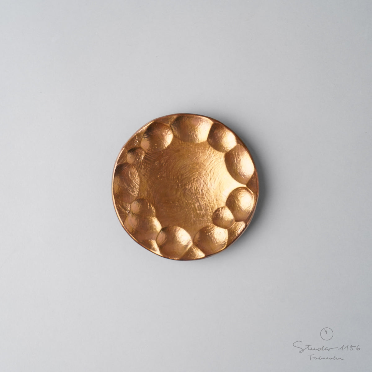 有田焼 丸彫豆小皿 9cm 刷毛目ブロンズ Kichiemon Studio1156
